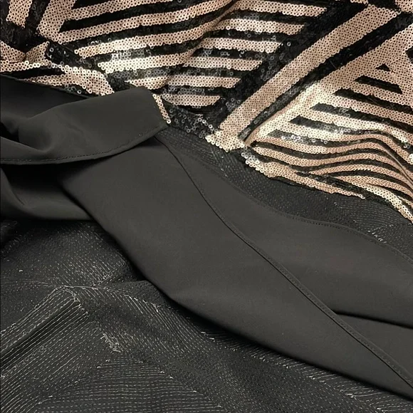 NWT, Krisa Sequin Geometric Black and Gold Top - Picture 6 of 6